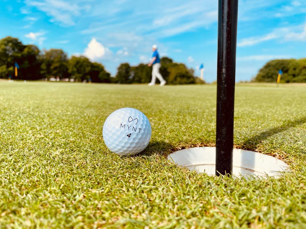 MYNT Golfball direkt am Loch